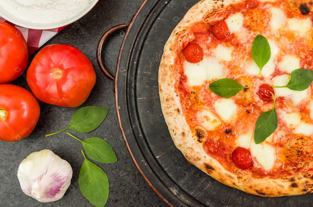 Grande fundo para temas culinários, pizza artesanal com sabor marguerite em fundo de granito preto