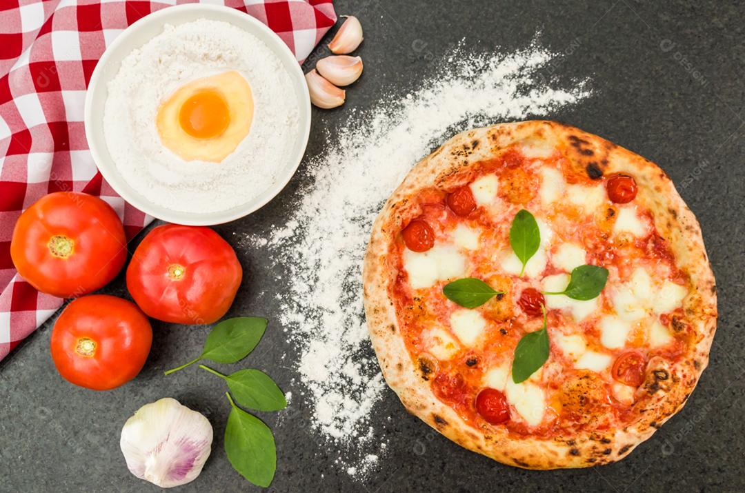 Grande fundo para temas culinários, pizza artesanal com sabor marguerite em fundo de granito preto