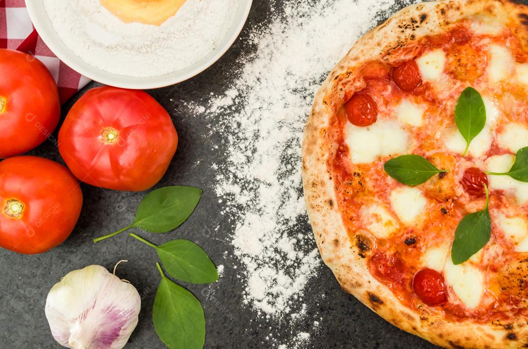 Grande fundo para temas culinários, pizza artesanal com sabor marguerite em fundo de granito preto