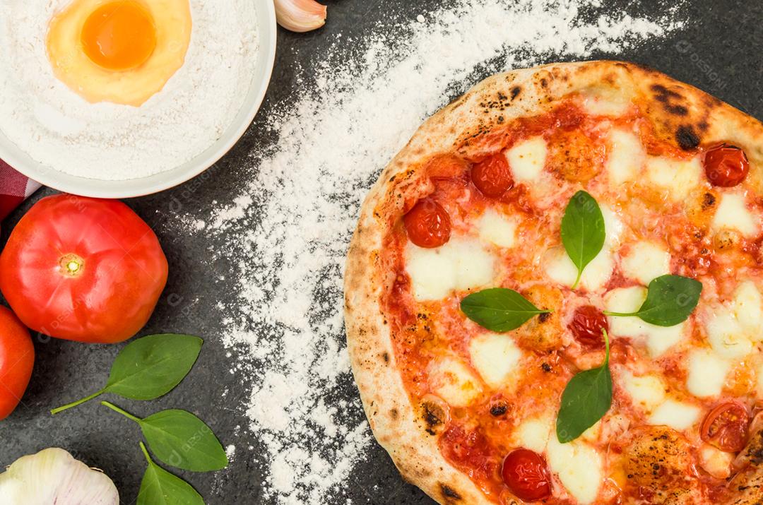 Grande fundo para temas culinários, pizza artesanal com sabor marguerite em fundo de granito preto