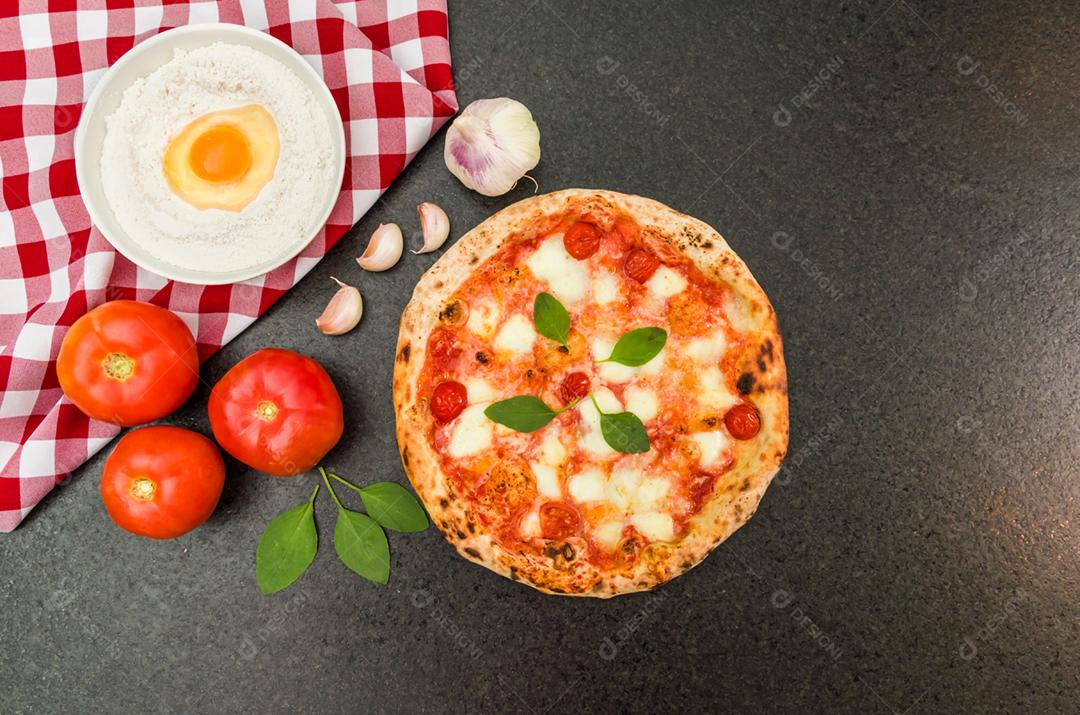 Grande fundo para temas culinários, pizza artesanal com sabor marguerite em fundo de granito preto