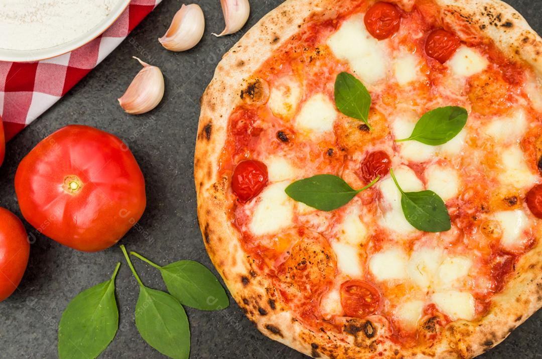 Grande fundo para temas culinários, pizza artesanal com sabor marguerite em fundo de granito preto