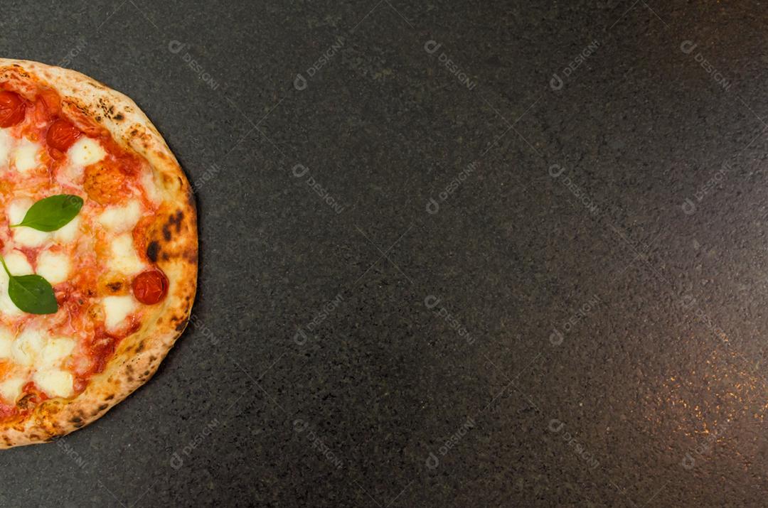 Grande fundo para temas culinários, pizza artesanal com sabor marguerite em fundo de granito preto