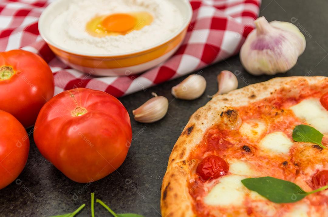 Grande fundo para temas culinários, pizza artesanal com sabor marguerite em fundo de granito preto