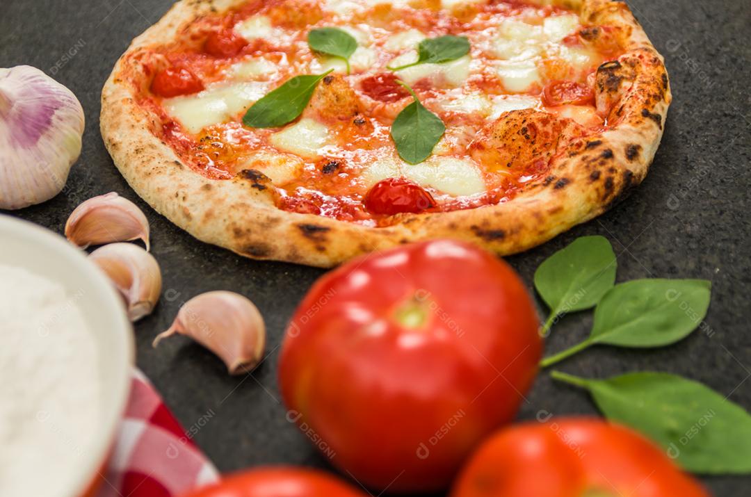 Grande fundo para temas culinários, pizza artesanal com sabor marguerite em fundo de granito preto