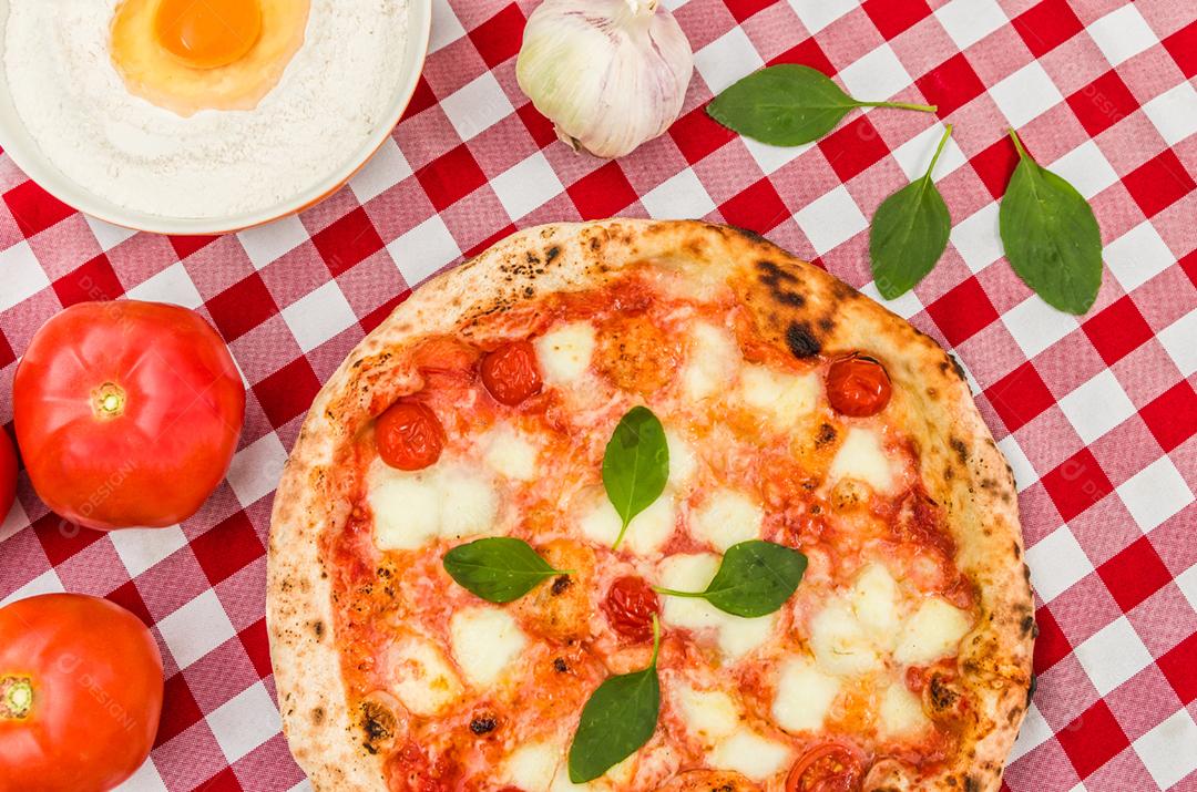 Grande fundo para temas culinários, pizza artesanal com sabor de margarida em fundo de toalha xadrez