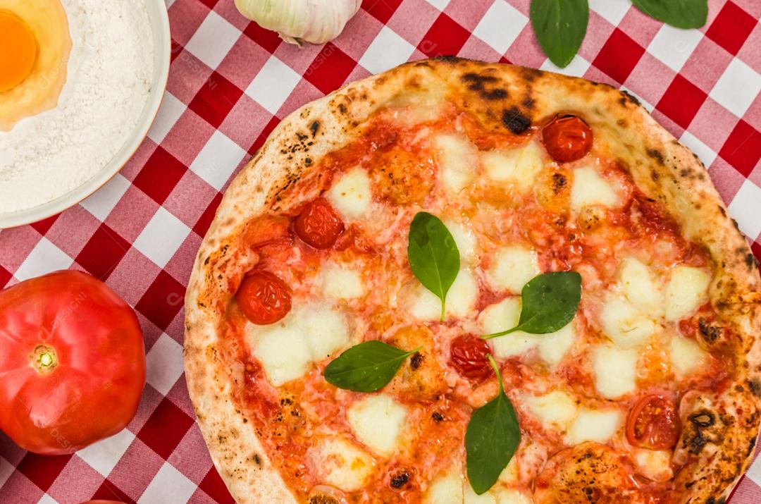 Grande fundo para temas culinários, pizza artesanal com sabor de margarida em fundo de toalha xadrez