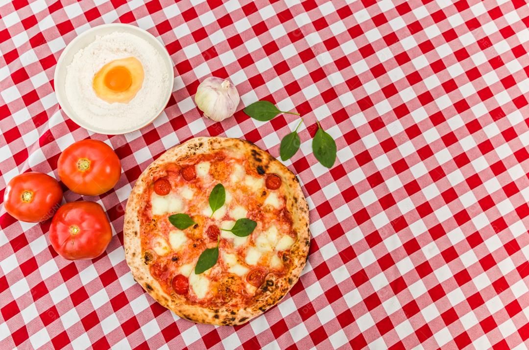 Grande fundo para temas culinários, pizza artesanal com sabor de margarida em fundo de toalha xadrez