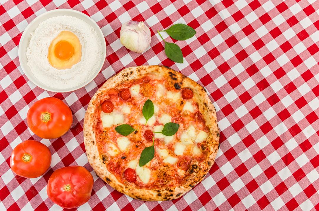 Grande fundo para temas culinários, pizza artesanal com sabor de margarida em fundo de toalha xadrez