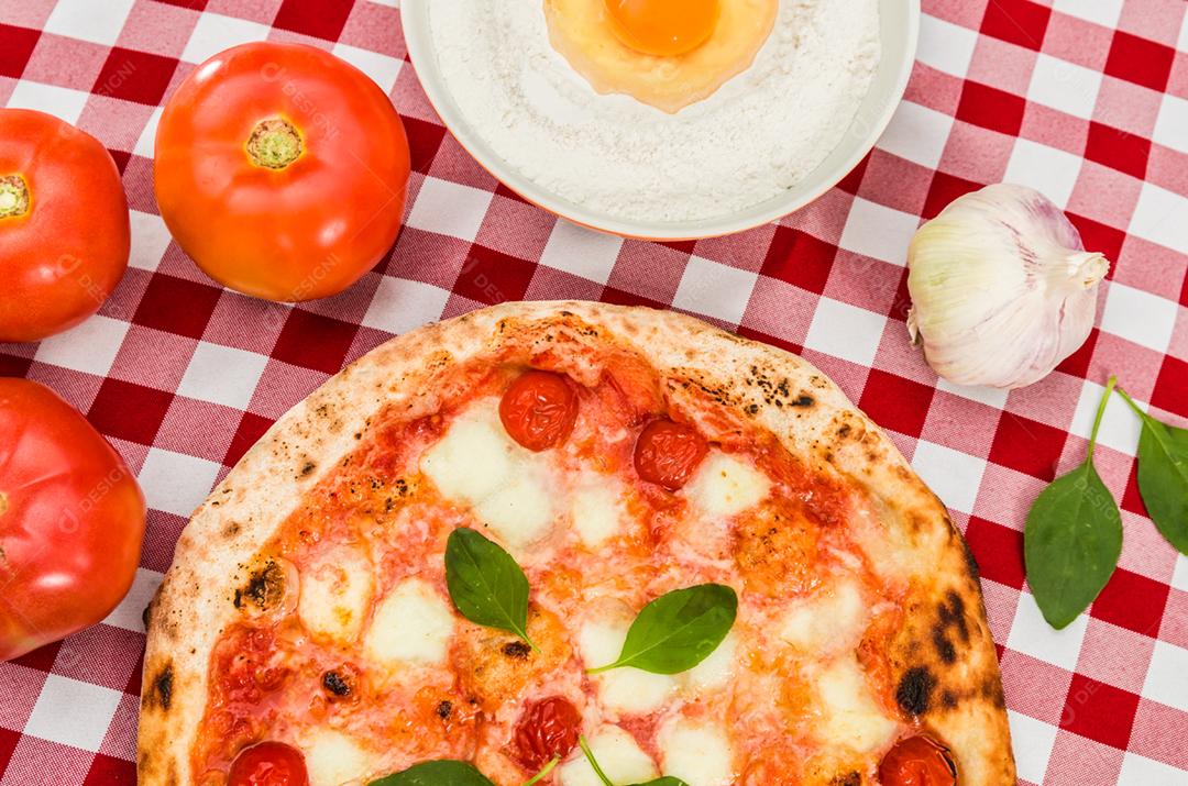 Grande fundo para temas culinários, pizza artesanal com sabor de margarida em fundo de toalha xadrez