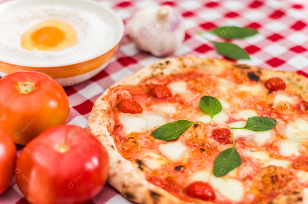 Grande fundo para temas culinários, pizza artesanal com sabor de margarida em fundo de toalha xadrez