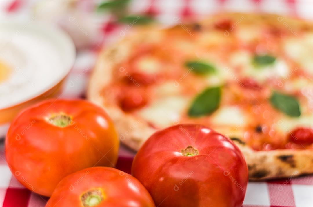 Grande fundo para temas culinários, pizza artesanal com sabor de margarida em fundo de toalha xadrez