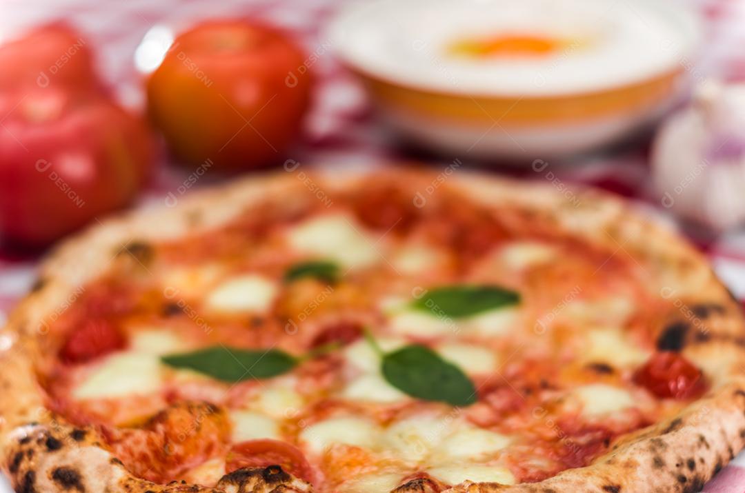 Grande fundo para temas culinários, pizza artesanal com sabor de margarida em fundo de toalha xadrez