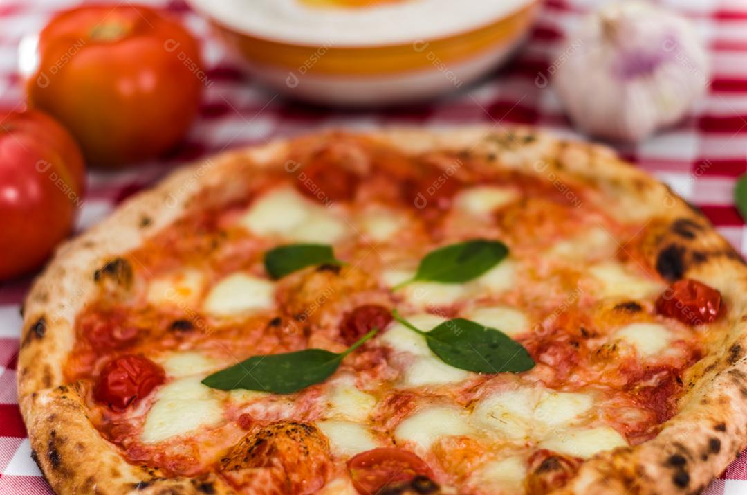 Grande fundo para temas culinários, pizza artesanal com sabor de margarida em fundo de toalha xadrez