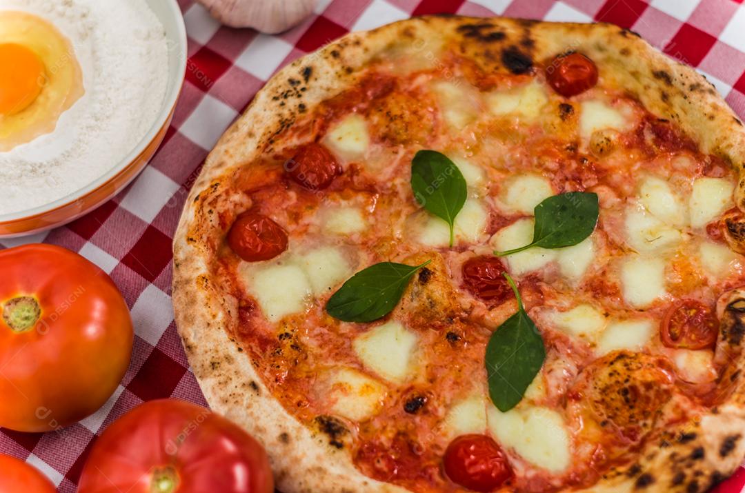 Grande fundo para temas culinários, pizza artesanal com sabor de margarida em fundo de toalha xadrez