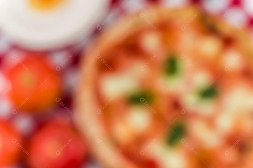 Grande fundo para temas culinários, pizza artesanal com sabor de margarida em fundo de toalha xadrez