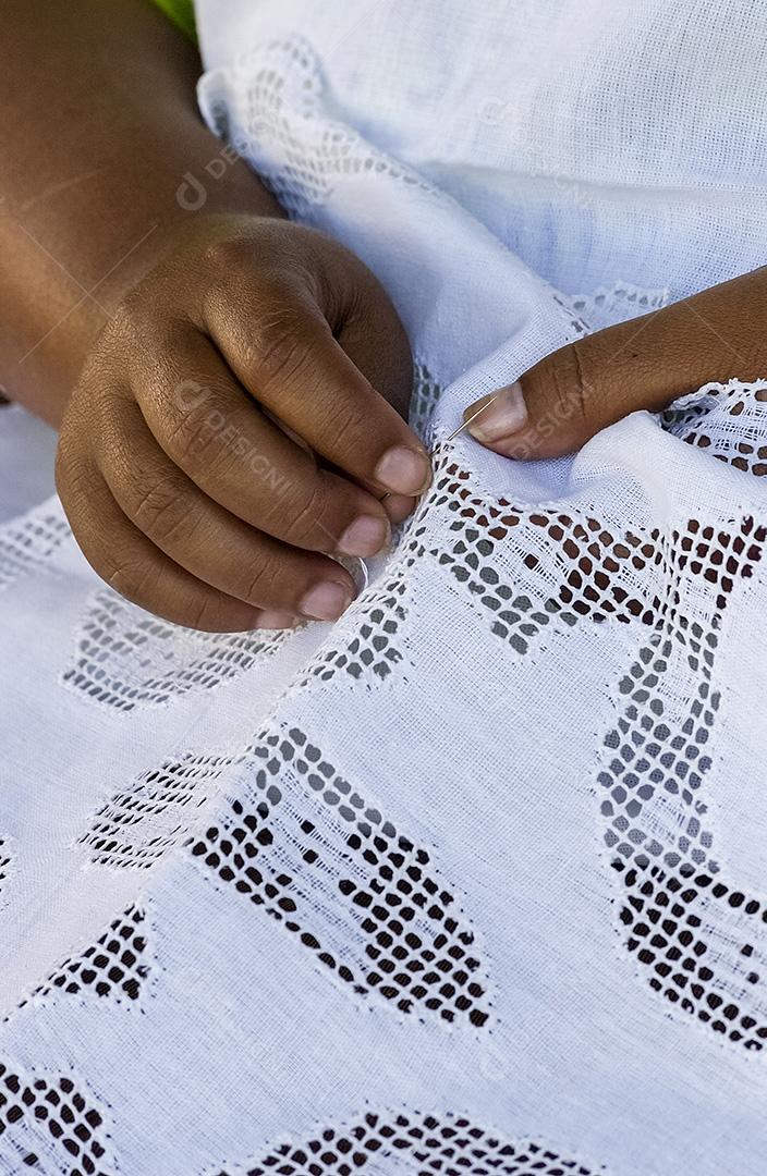 Renda renascentista brasileira feita à mão. Mãos de artesão em close-up. artesanato brasileiro.