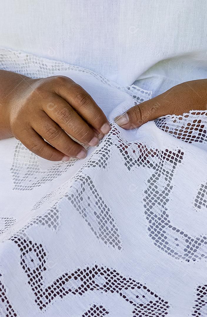 Renda renascentista brasileira feita à mão. Mãos de artesão em close-up. artesanato brasileiro.