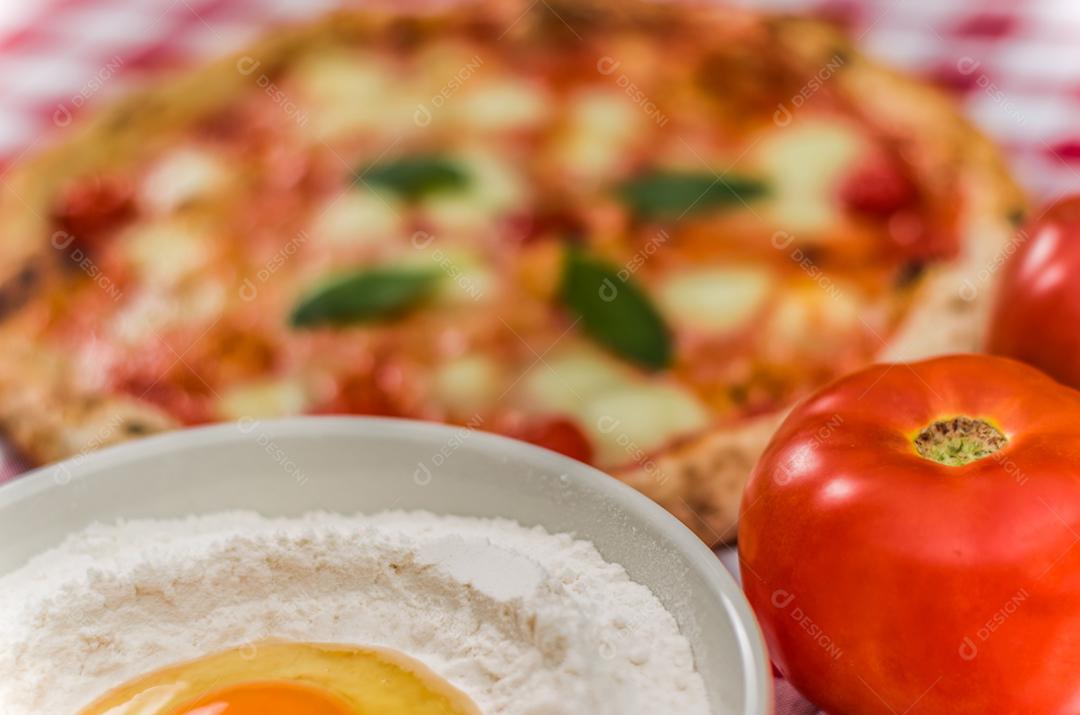 Grande fundo para temas culinários, pizza artesanal com sabor de margarida em fundo de toalha xadrez