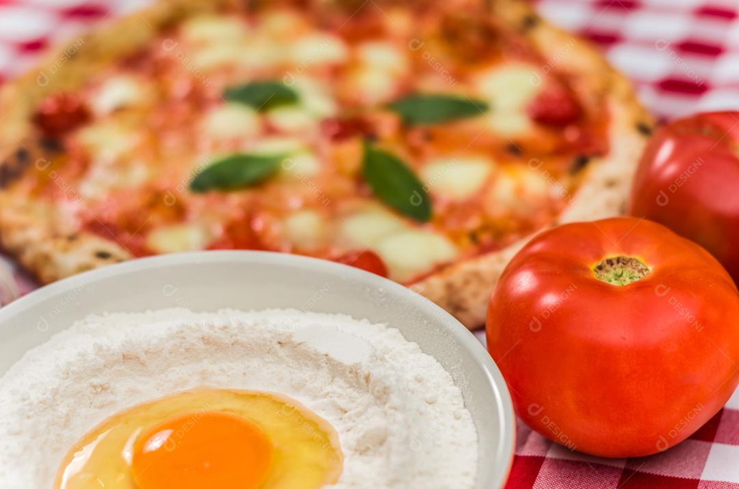 Grande fundo para temas culinários, pizza artesanal com sabor de margarida em fundo de toalha xadrez