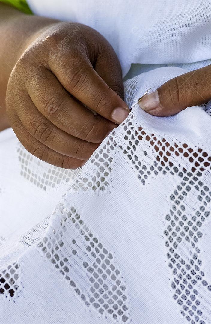 Renda renascentista brasileira feita à mão. Mãos de artesão em close-up. artesanato brasileiro.