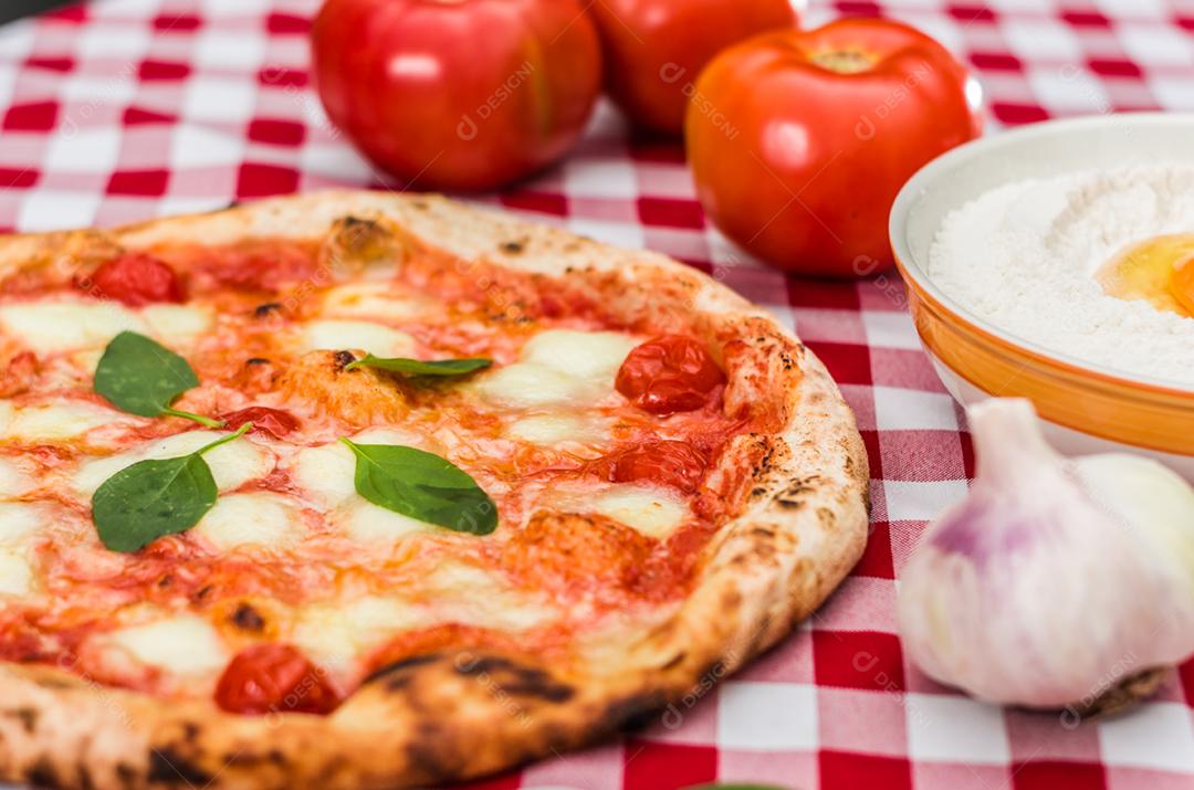 Grande fundo para temas culinários, pizza artesanal com sabor de margarida em fundo de toalha xadrez