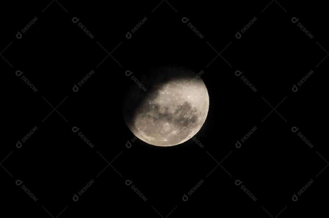 Bela foto da lua crescente em com céu escuro ao fundo.