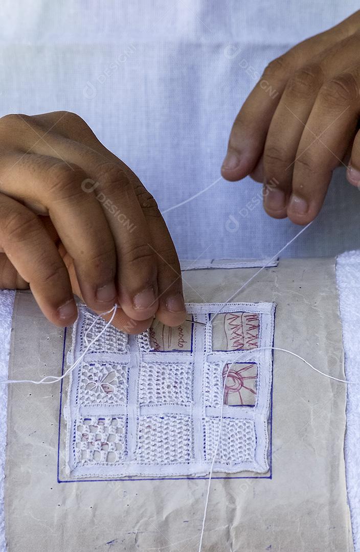 Renda renascentista brasileira feita à mão. Mãos de artesão em close-up. artesanato brasileiro.