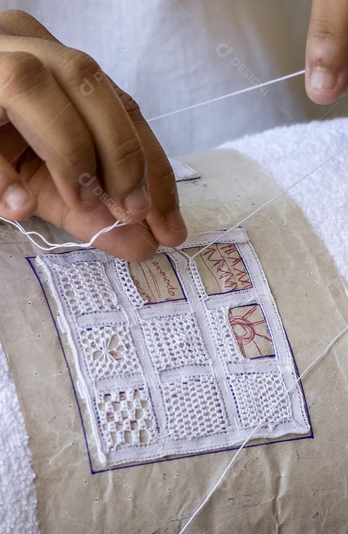 Renda renascentista brasileira feita à mão. Mãos de artesão em close-up. artesanato brasileiro.