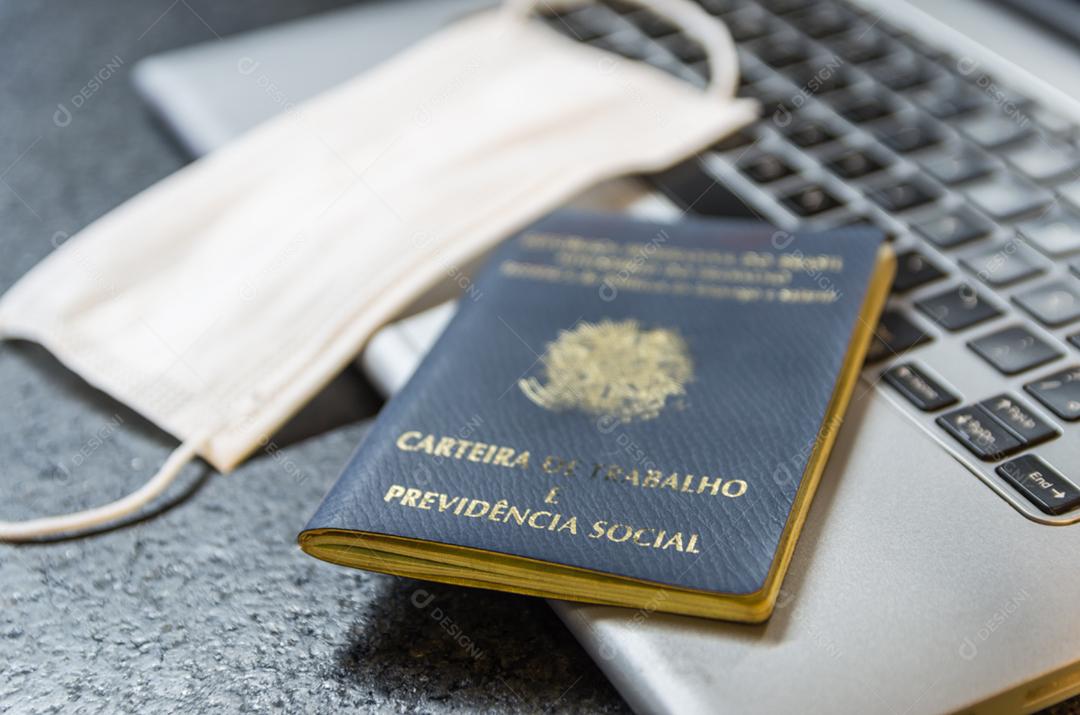 República Federativa do Brasil, Ministério do Trabalho Carteira de Trabalho, laptop e máscara de proteção COVID-19