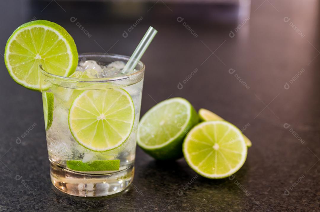 Caipirinha, bebida alcoólica tradicional brasileira, bebida típica feita com açúcar, limão, cana destilada cachaça