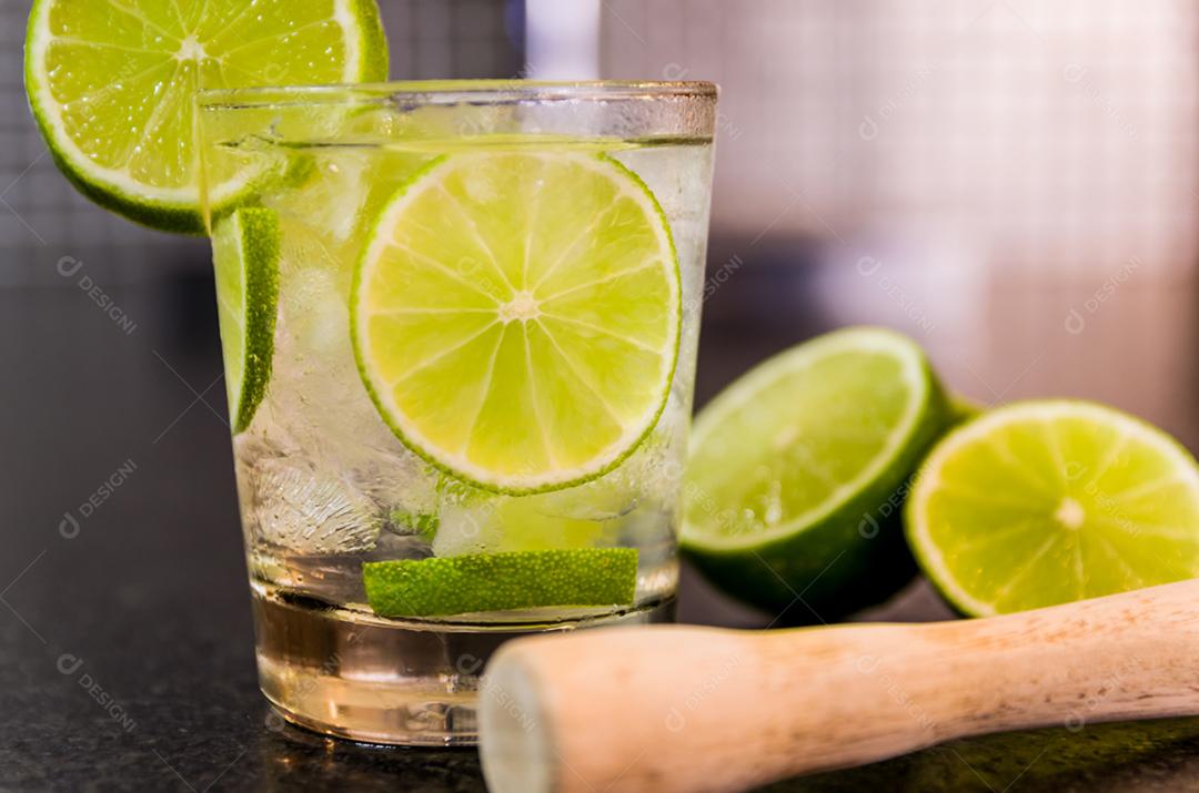 Caipirinha, bebida alcoólica tradicional brasileira, bebida típica feita com açúcar, limão, cana destilada cachaça