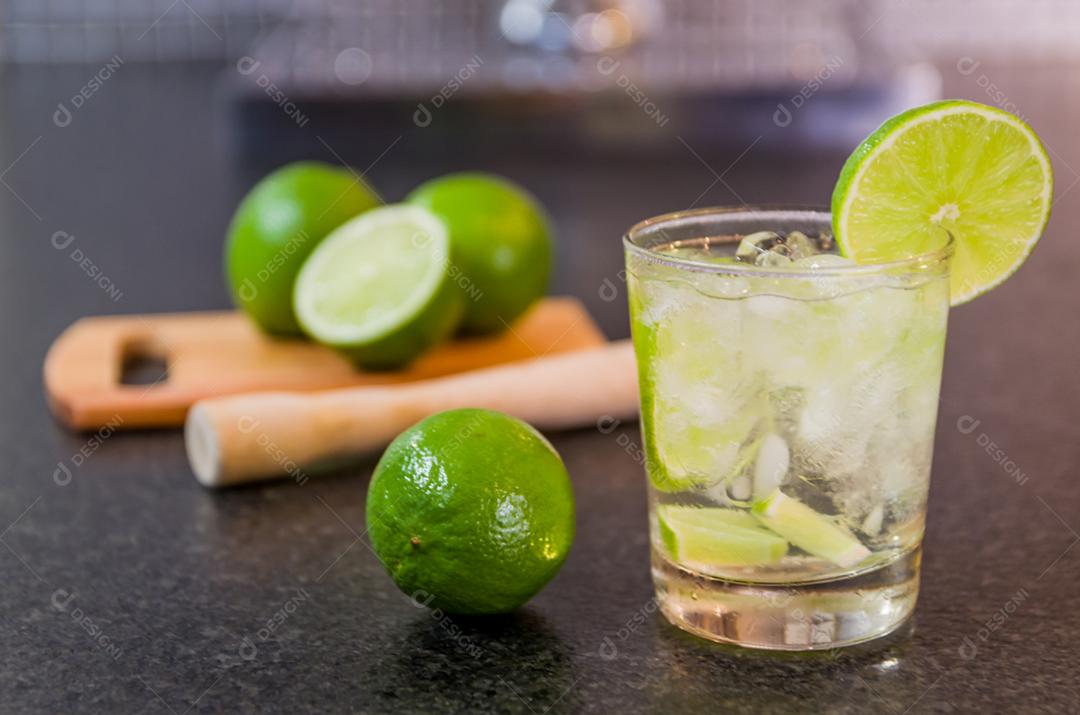 Caipirinha, bebida alcoólica tradicional brasileira, bebida típica feita com açúcar, limão, cana destilada cachaça