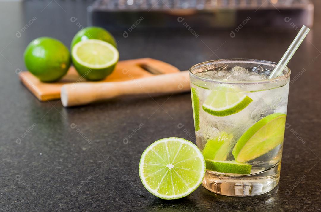 Caipirinha, bebida alcoólica tradicional brasileira, bebida típica feita com açúcar, limão, cana destilada cachaça