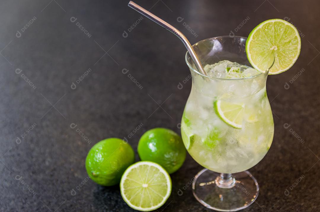 Caipirinha, bebida alcoólica tradicional brasileira, bebida típica feita com açúcar, limão, cana destilada