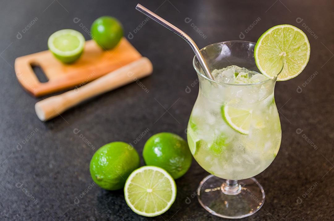 Caipirinha, bebida alcoólica tradicional brasileira, bebida típica