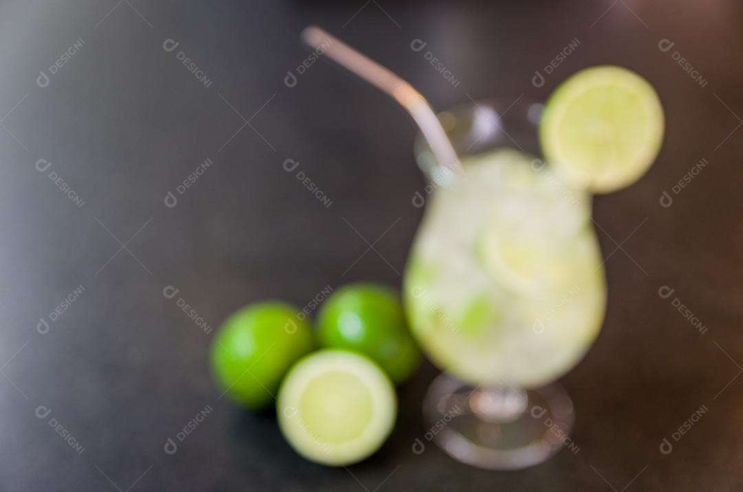 Foto desfocada da caipirinha brasileira, tradicional d brasileiro