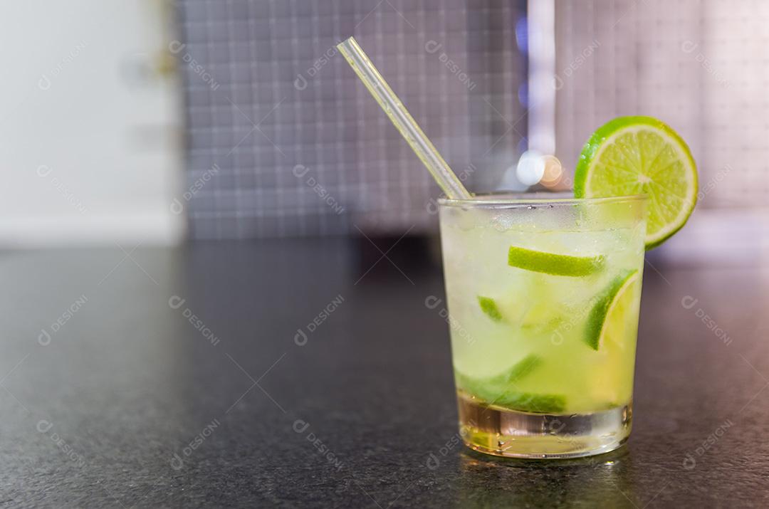 Caipirinha, bebida alcoólica tradicional brasileira, bebida típica