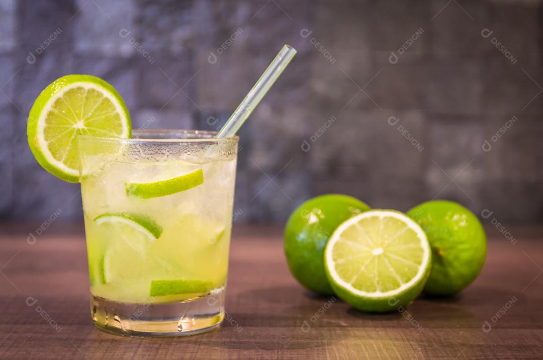 Caipirinha, bebida alcoólica tradicional brasileira, bebida típica feita com açúcar, limão, cana destilada e gelo.