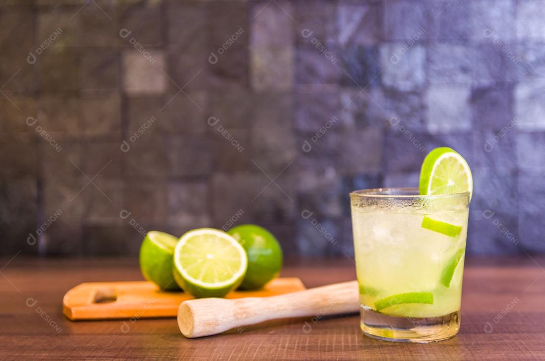 Caipirinha, bebida alcoólica tradicional brasileira, bebida típica feita com açúcar, limão, cana destilada e gelo.