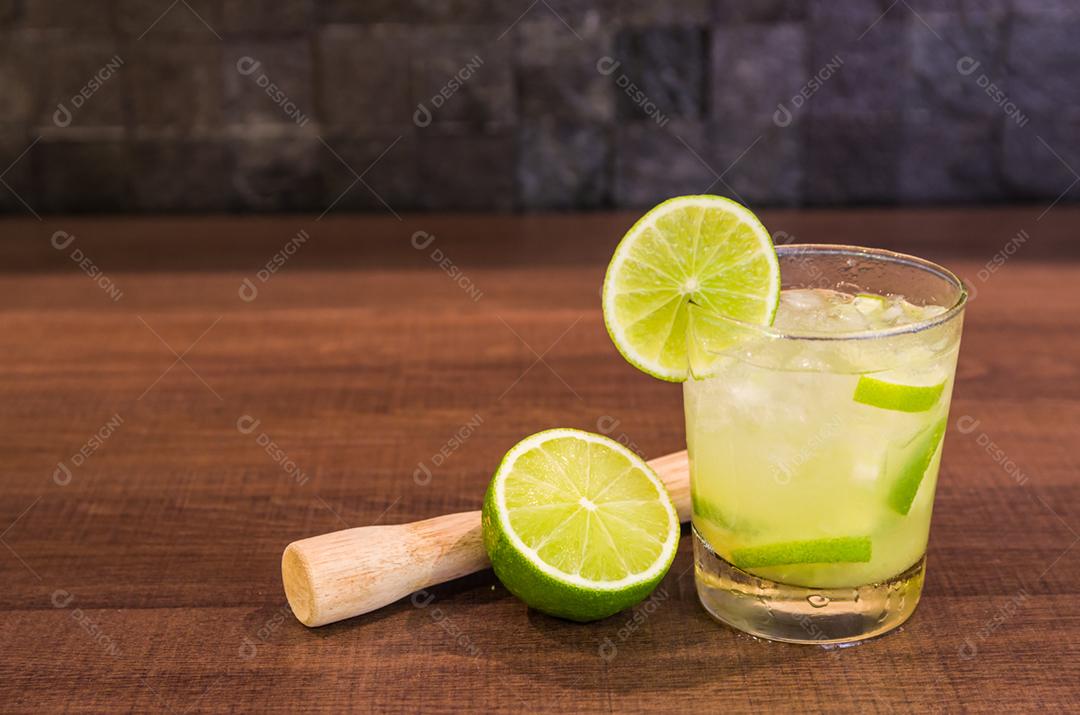 Caipirinha, bebida alcoólica tradicional brasileira, bebida típica feita com açúcar, limão, cana destilada e gelo.