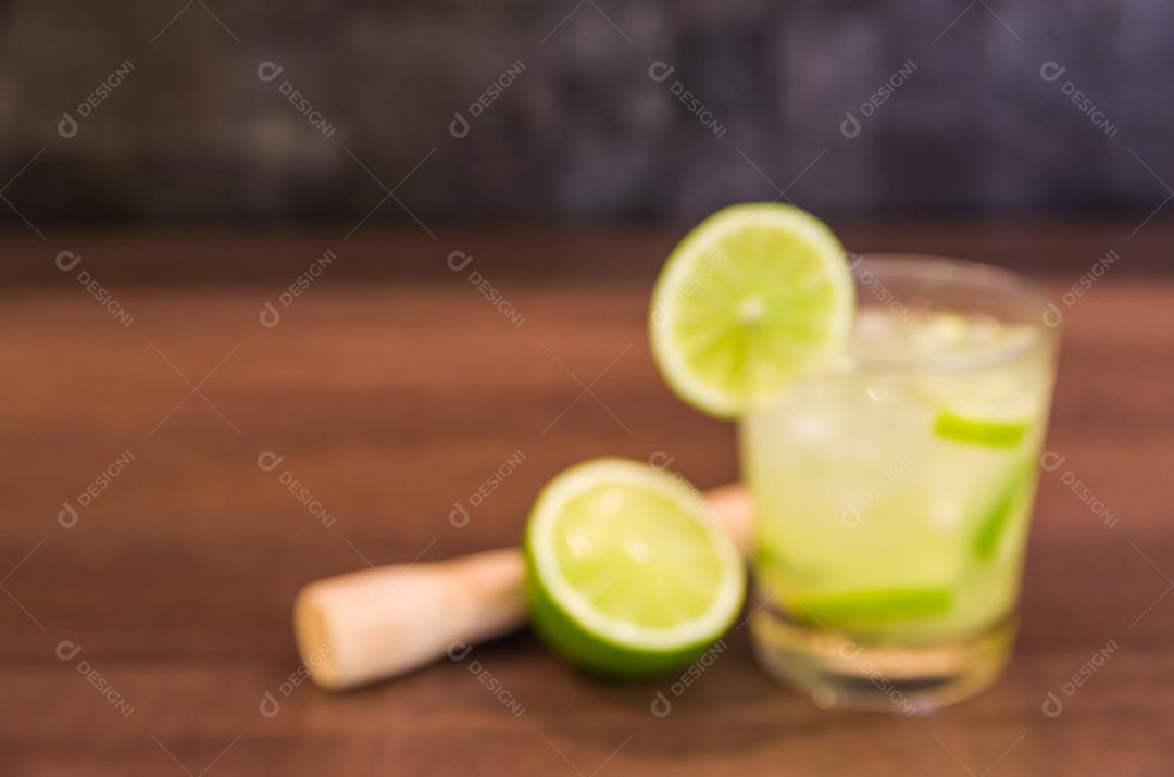 Foto desfocada de caipirinha brasileira, bebida tradicional brasileira para uso como pano de fundo.