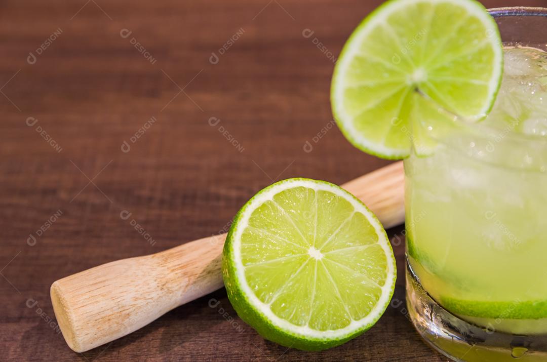 Caipirinha, bebida alcoólica tradicional brasileira, bebida típica feita com açúcar, limão, cana destilada e gelo.