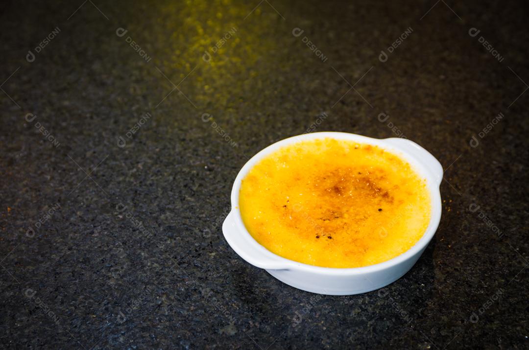 Tradicional Creme Brulee, sobremesa francesa feita com ovos, creme de leite fresco, leite e açúcar