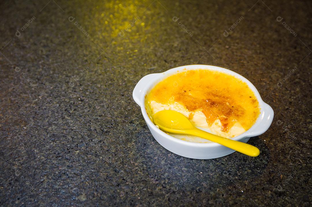 Creme Brulee tradicional, sobremesa francesa feita com ovos, c fresco