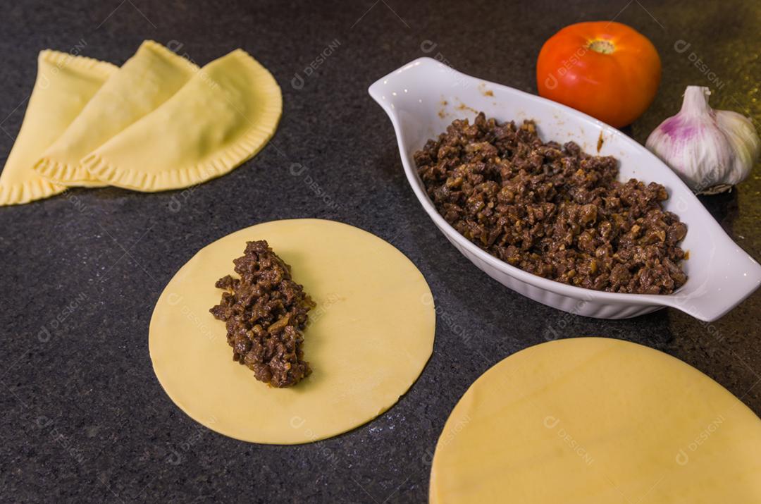 Preparação de pastelaria brasileira pastel  prato tradicional da culinária brasileira em um prato