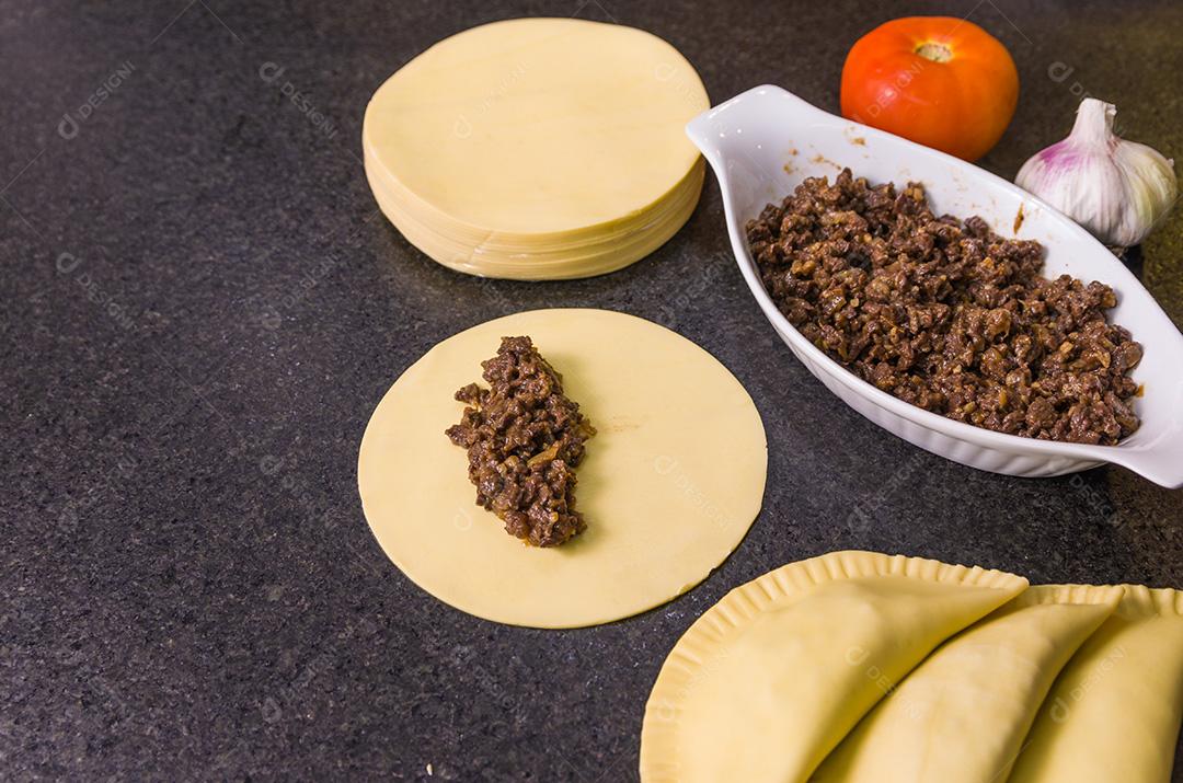 Preparação da pastelaria brasileira (pastel), prato tradicional do Br