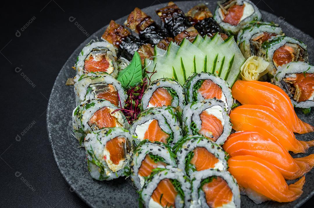 Sushi, cozinha tradicional japonesa. Vários sushi delicioso em