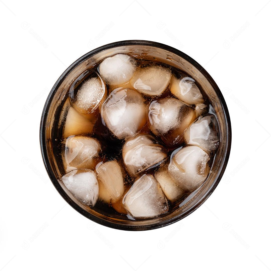 Refrigerante de cola, refrigerante em um copo com gelo isolado sobre as costas brancas