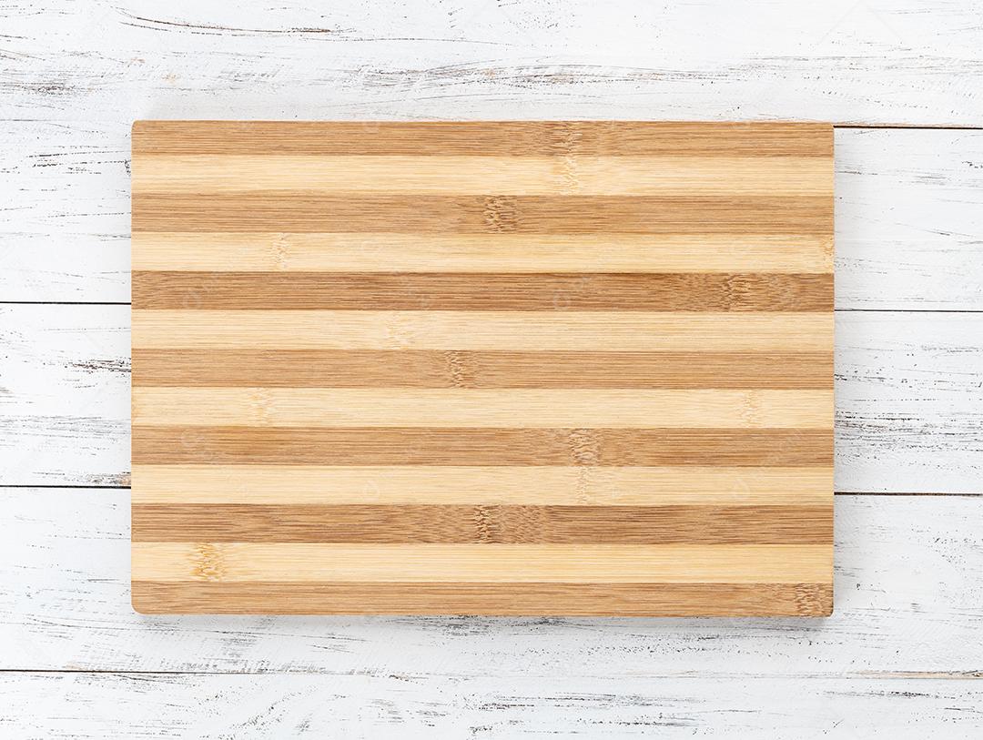Tábua de madeira vazia sobre a mesa de madeira